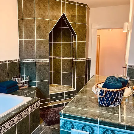 B E D & A G E: Spacious 4-bedroom Design Haven Hunxe